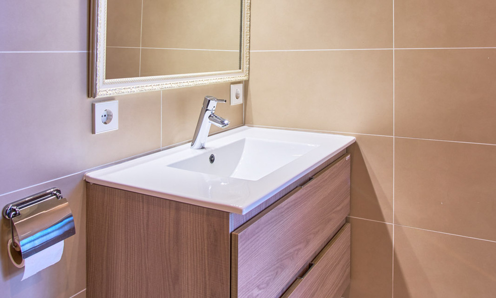 Gerenoveerde villa in moderne stijl te koop met schitterend zeezicht in een gated community in Marbella - Benahavis 48373