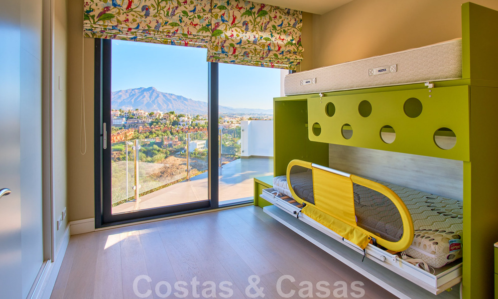 Gerenoveerde villa in moderne stijl te koop met schitterend zeezicht in een gated community in Marbella - Benahavis 48374