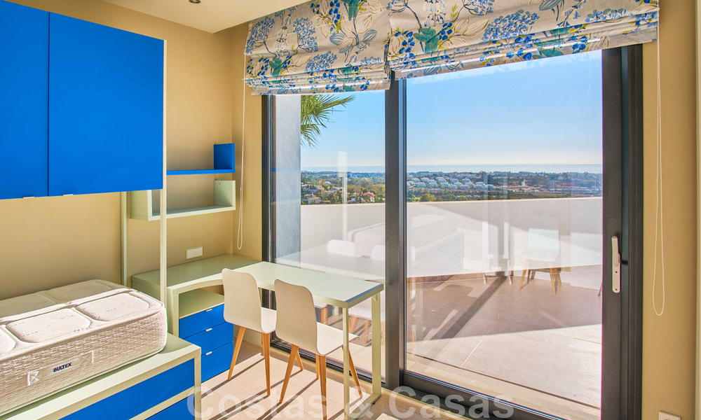 Gerenoveerde villa in moderne stijl te koop met schitterend zeezicht in een gated community in Marbella - Benahavis 48378