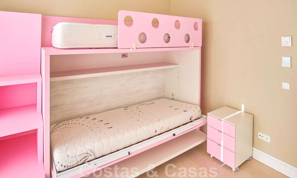 Gerenoveerde villa in moderne stijl te koop met schitterend zeezicht in een gated community in Marbella - Benahavis 48379