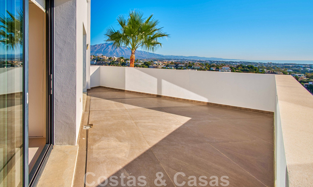 Gerenoveerde villa in moderne stijl te koop met schitterend zeezicht in een gated community in Marbella - Benahavis 48380