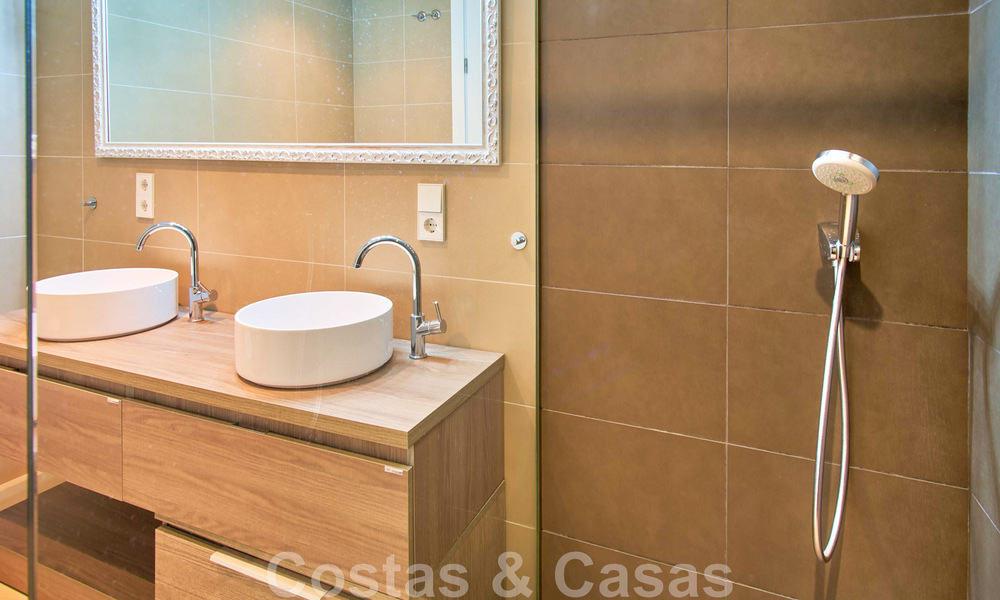 Gerenoveerde villa in moderne stijl te koop met schitterend zeezicht in een gated community in Marbella - Benahavis 48381