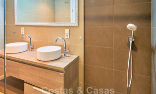 Gerenoveerde villa in moderne stijl te koop met schitterend zeezicht in een gated community in Marbella - Benahavis 48381 