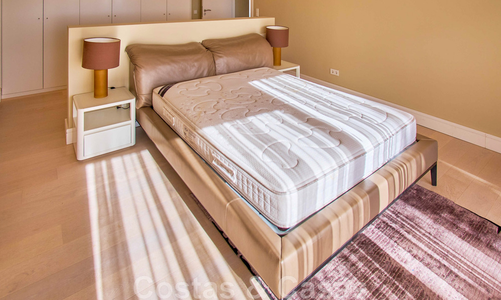 Gerenoveerde villa in moderne stijl te koop met schitterend zeezicht in een gated community in Marbella - Benahavis 48382