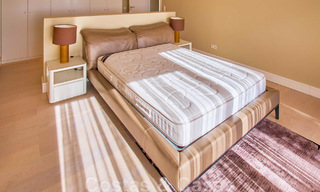 Gerenoveerde villa in moderne stijl te koop met schitterend zeezicht in een gated community in Marbella - Benahavis 48382 