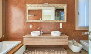 Gerenoveerde villa in moderne stijl te koop met schitterend zeezicht in een gated community in Marbella - Benahavis 48386 