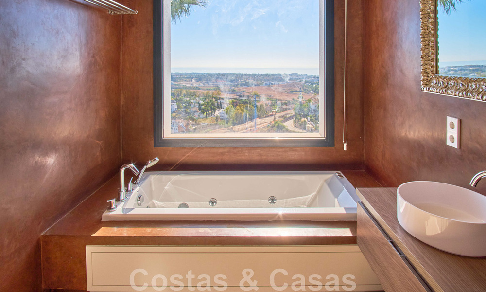 Gerenoveerde villa in moderne stijl te koop met schitterend zeezicht in een gated community in Marbella - Benahavis 48387