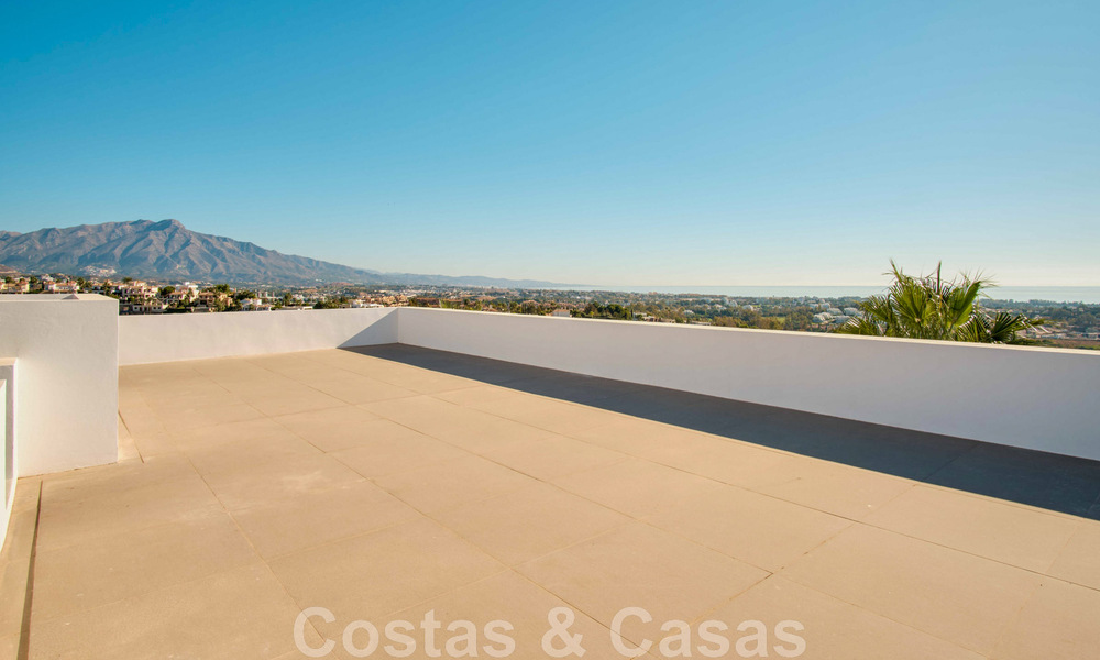 Gerenoveerde villa in moderne stijl te koop met schitterend zeezicht in een gated community in Marbella - Benahavis 48389