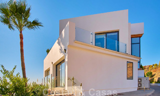 Gerenoveerde villa in moderne stijl te koop met schitterend zeezicht in een gated community in Marbella - Benahavis 48391 