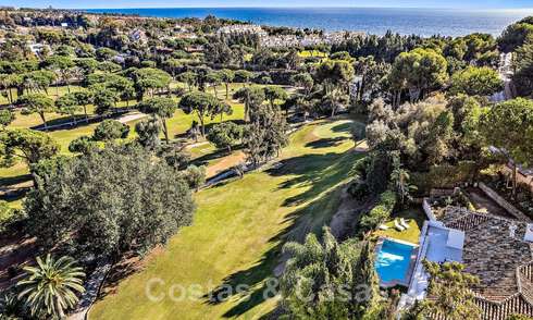 Andalusische luxevilla te koop grenzend aan de golfbaan, met zeezicht, in een zeer gewilde locatie in Oost Marbella 48334