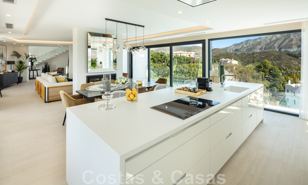 Architectonische luxevilla te koop met panoramisch zeezicht, in een begeerde woonwijk in La Quinta, Benahavis - Marbella 47970