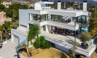 Architectonische luxevilla te koop met panoramisch zeezicht, in een begeerde woonwijk in La Quinta, Benahavis - Marbella 47971 