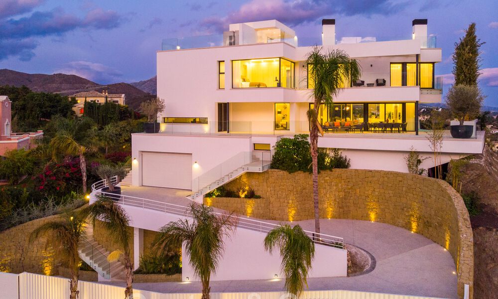 Architectonische luxevilla te koop met panoramisch zeezicht, in een begeerde woonwijk in La Quinta, Benahavis - Marbella 47978