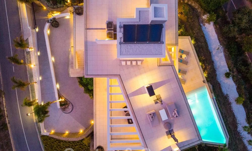 Architectonische luxevilla te koop met panoramisch zeezicht, in een begeerde woonwijk in La Quinta, Benahavis - Marbella 47980