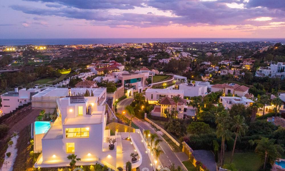 Architectonische luxevilla te koop met panoramisch zeezicht, in een begeerde woonwijk in La Quinta, Benahavis - Marbella 47982