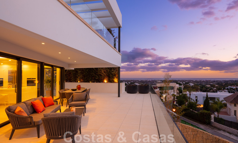 Architectonische luxevilla te koop met panoramisch zeezicht, in een begeerde woonwijk in La Quinta, Benahavis - Marbella 47985