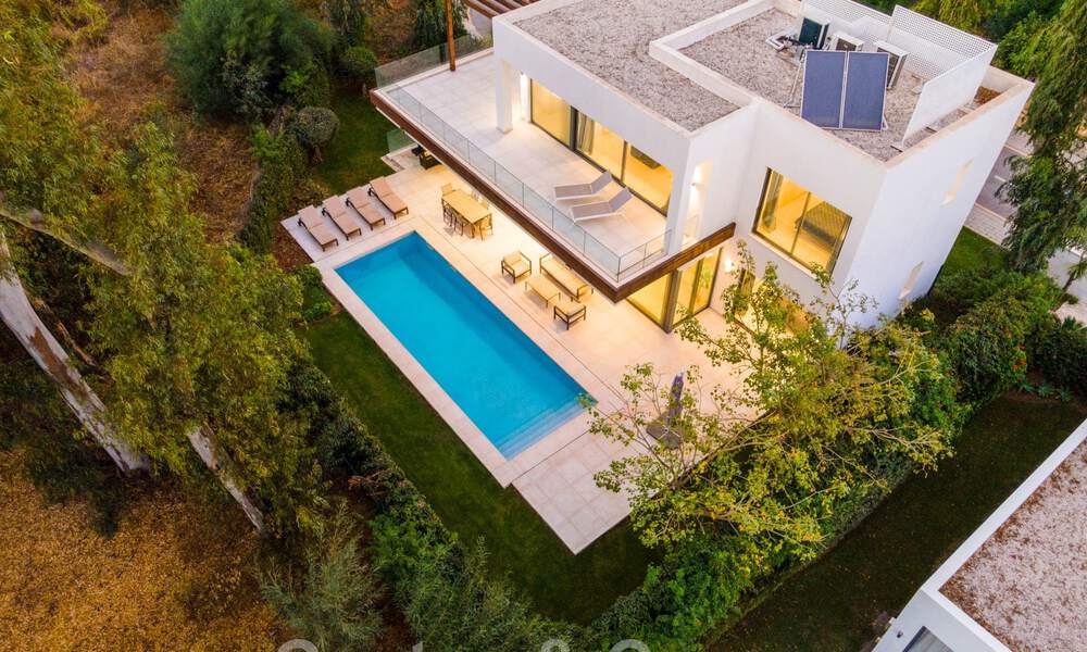 Vrijstaande boutique villa te koop, omgeven door groen, in een private gated community op de New Golden Mile tussen Marbella en Estepona 47834