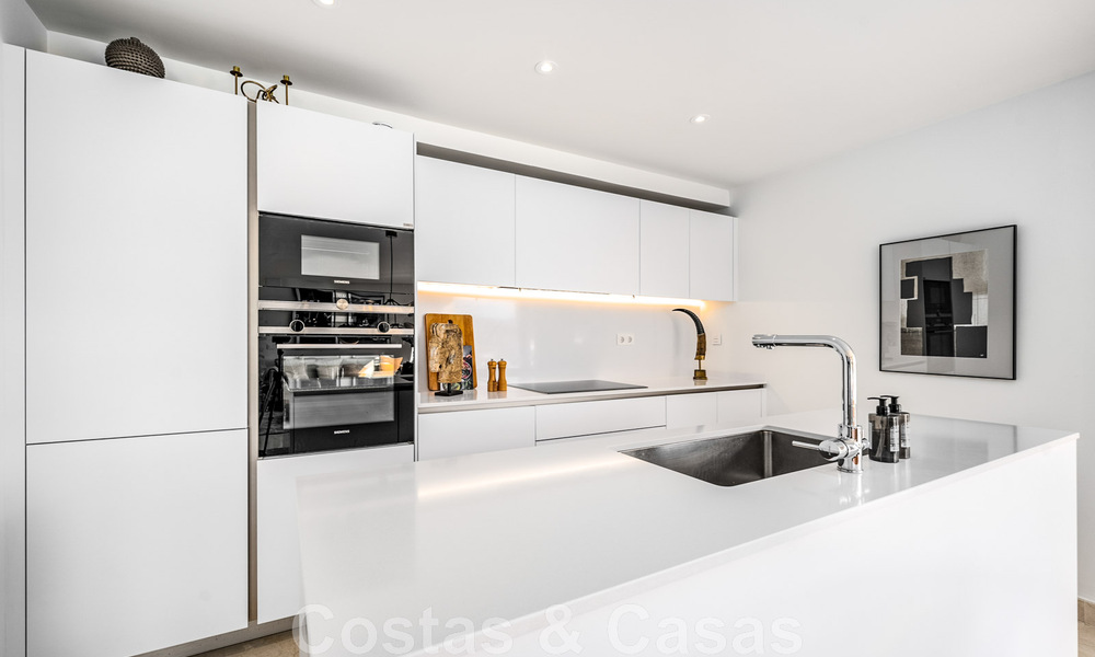 Instapklaar, modern penthouse te koop met open zeezicht in een modern complex in Nueva Andalucia, Marbella 47880