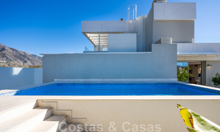 Instapklaar, modern penthouse te koop met open zeezicht in een modern complex in Nueva Andalucia, Marbella 47911 