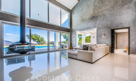 Vrijstaande villa te koop ontworpen met een moderne architectuur op een hoge positie met panoramisch berg- en zeezicht, in een exclusieve urbanisatie te Oost Marbella 47987