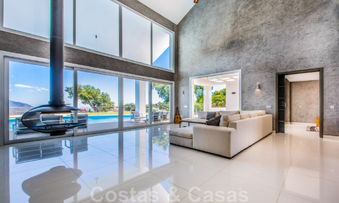 Vrijstaande villa te koop ontworpen met een moderne architectuur op een hoge positie met panoramisch berg- en zeezicht, in een exclusieve urbanisatie te Oost Marbella 47987