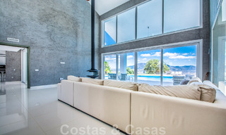 Vrijstaande villa te koop ontworpen met een moderne architectuur op een hoge positie met panoramisch berg- en zeezicht, in een exclusieve urbanisatie te Oost Marbella 47989 