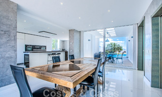 Vrijstaande villa te koop ontworpen met een moderne architectuur op een hoge positie met panoramisch berg- en zeezicht, in een exclusieve urbanisatie te Oost Marbella 47991 
