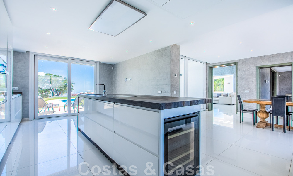 Vrijstaande villa te koop ontworpen met een moderne architectuur op een hoge positie met panoramisch berg- en zeezicht, in een exclusieve urbanisatie te Oost Marbella 47994