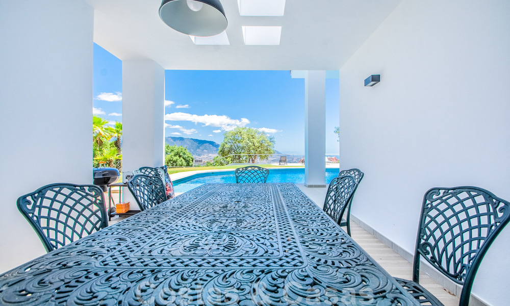 Vrijstaande villa te koop ontworpen met een moderne architectuur op een hoge positie met panoramisch berg- en zeezicht, in een exclusieve urbanisatie te Oost Marbella 47995