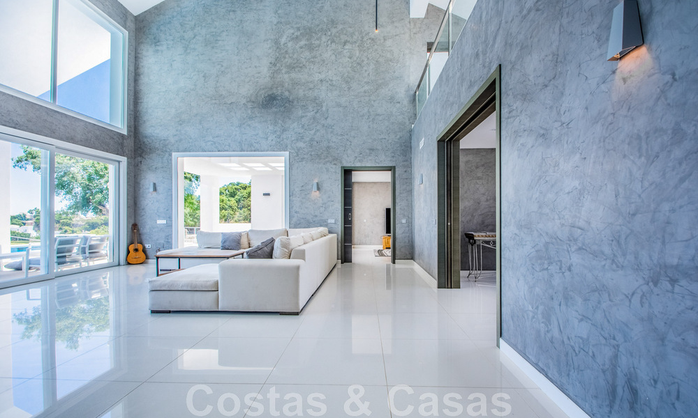 Vrijstaande villa te koop ontworpen met een moderne architectuur op een hoge positie met panoramisch berg- en zeezicht, in een exclusieve urbanisatie te Oost Marbella 47996