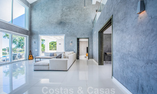 Vrijstaande villa te koop ontworpen met een moderne architectuur op een hoge positie met panoramisch berg- en zeezicht, in een exclusieve urbanisatie te Oost Marbella 47996 