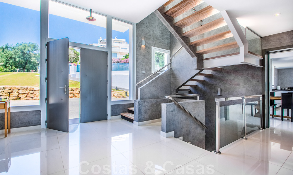 Vrijstaande villa te koop ontworpen met een moderne architectuur op een hoge positie met panoramisch berg- en zeezicht, in een exclusieve urbanisatie te Oost Marbella 47997