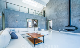 Vrijstaande villa te koop ontworpen met een moderne architectuur op een hoge positie met panoramisch berg- en zeezicht, in een exclusieve urbanisatie te Oost Marbella 47998 