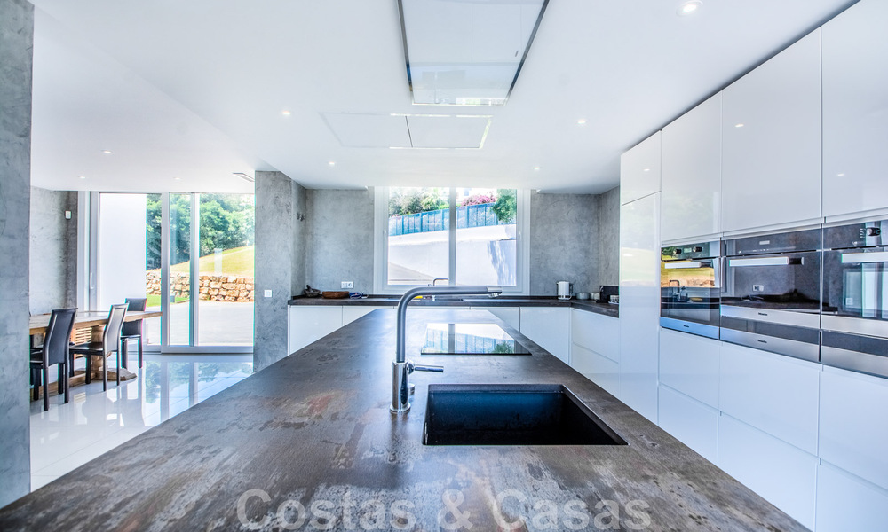 Vrijstaande villa te koop ontworpen met een moderne architectuur op een hoge positie met panoramisch berg- en zeezicht, in een exclusieve urbanisatie te Oost Marbella 48001