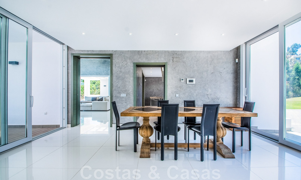 Vrijstaande villa te koop ontworpen met een moderne architectuur op een hoge positie met panoramisch berg- en zeezicht, in een exclusieve urbanisatie te Oost Marbella 48002
