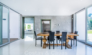 Vrijstaande villa te koop ontworpen met een moderne architectuur op een hoge positie met panoramisch berg- en zeezicht, in een exclusieve urbanisatie te Oost Marbella 48002 