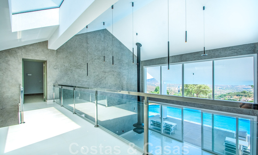Vrijstaande villa te koop ontworpen met een moderne architectuur op een hoge positie met panoramisch berg- en zeezicht, in een exclusieve urbanisatie te Oost Marbella 48004