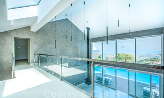 Vrijstaande villa te koop ontworpen met een moderne architectuur op een hoge positie met panoramisch berg- en zeezicht, in een exclusieve urbanisatie te Oost Marbella 48004 
