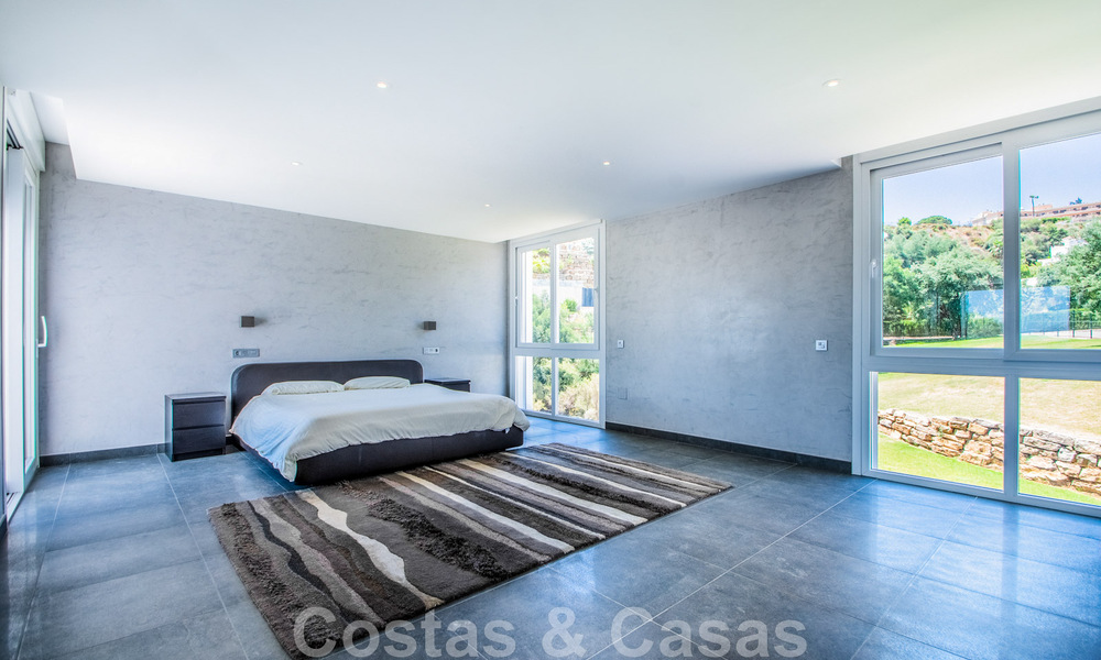 Vrijstaande villa te koop ontworpen met een moderne architectuur op een hoge positie met panoramisch berg- en zeezicht, in een exclusieve urbanisatie te Oost Marbella 48007