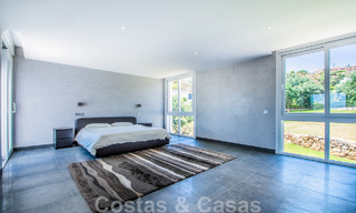 Vrijstaande villa te koop ontworpen met een moderne architectuur op een hoge positie met panoramisch berg- en zeezicht, in een exclusieve urbanisatie te Oost Marbella 48007 