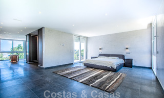 Vrijstaande villa te koop ontworpen met een moderne architectuur op een hoge positie met panoramisch berg- en zeezicht, in een exclusieve urbanisatie te Oost Marbella 48008 