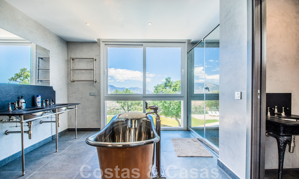Vrijstaande villa te koop ontworpen met een moderne architectuur op een hoge positie met panoramisch berg- en zeezicht, in een exclusieve urbanisatie te Oost Marbella 48010