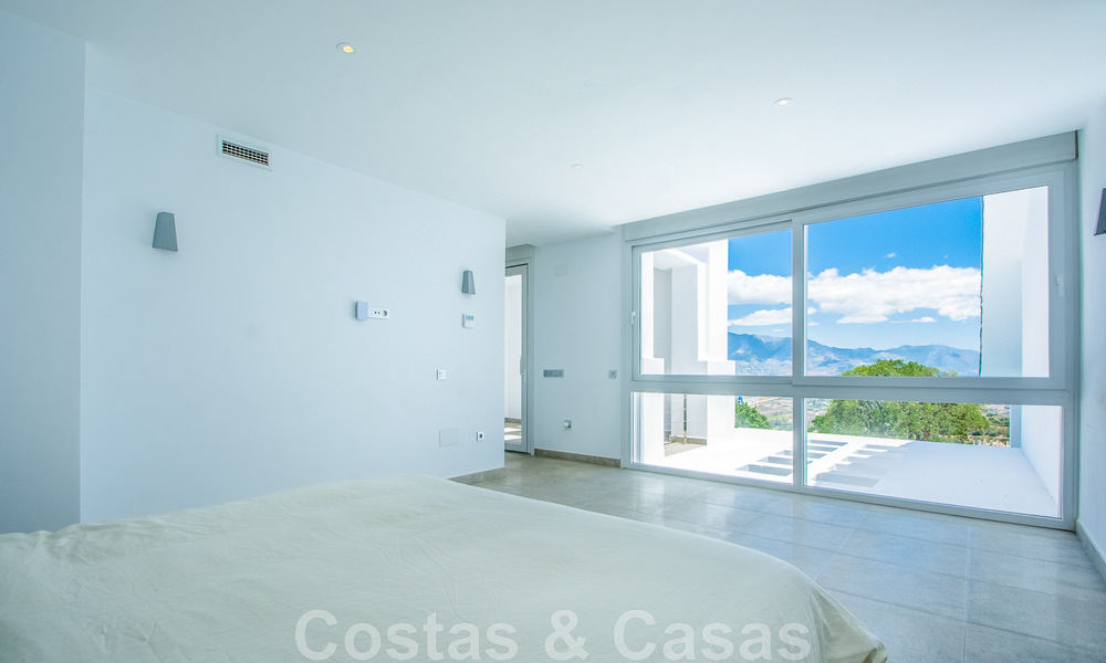 Vrijstaande villa te koop ontworpen met een moderne architectuur op een hoge positie met panoramisch berg- en zeezicht, in een exclusieve urbanisatie te Oost Marbella 48011
