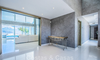 Vrijstaande villa te koop ontworpen met een moderne architectuur op een hoge positie met panoramisch berg- en zeezicht, in een exclusieve urbanisatie te Oost Marbella 48015 
