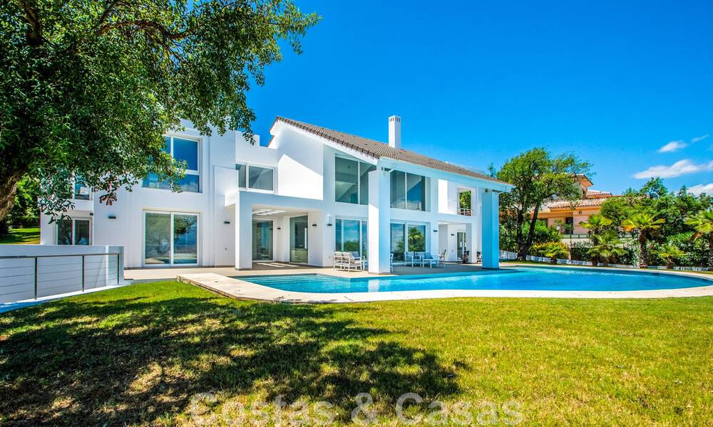 Vrijstaande villa te koop ontworpen met een moderne architectuur op een hoge positie met panoramisch berg- en zeezicht, in een exclusieve urbanisatie te Oost Marbella 48016