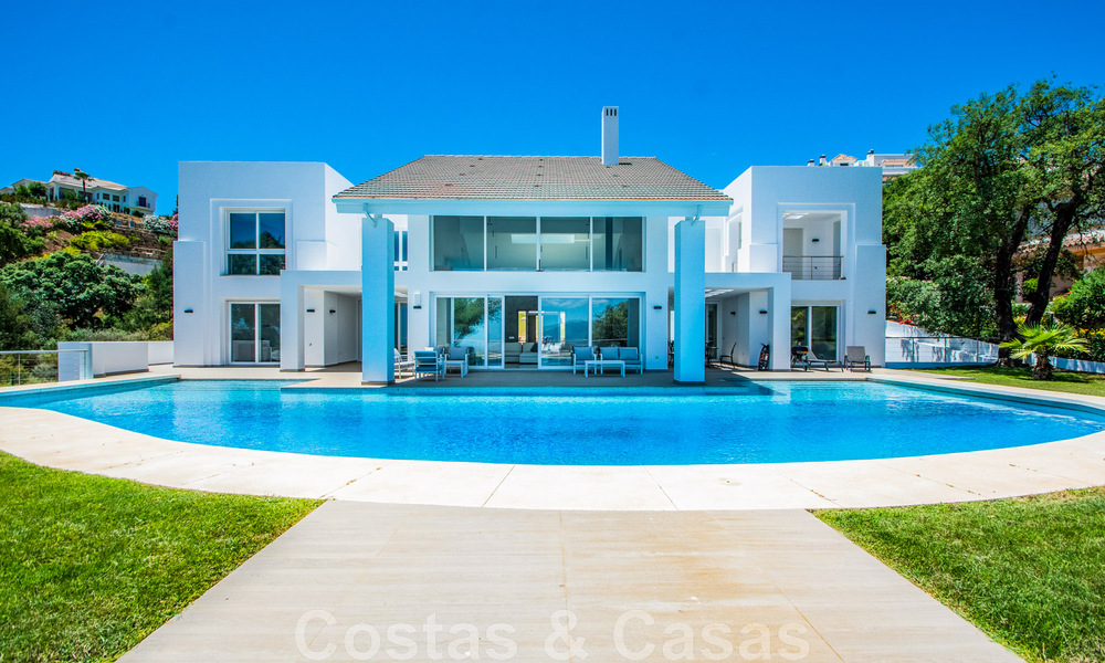 Vrijstaande villa te koop ontworpen met een moderne architectuur op een hoge positie met panoramisch berg- en zeezicht, in een exclusieve urbanisatie te Oost Marbella 48017