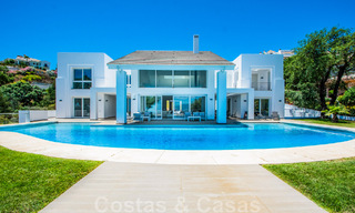 Vrijstaande villa te koop ontworpen met een moderne architectuur op een hoge positie met panoramisch berg- en zeezicht, in een exclusieve urbanisatie te Oost Marbella 48017 