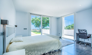 Vrijstaande villa te koop ontworpen met een moderne architectuur op een hoge positie met panoramisch berg- en zeezicht, in een exclusieve urbanisatie te Oost Marbella 48019 