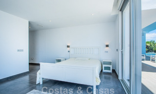 Vrijstaande villa te koop ontworpen met een moderne architectuur op een hoge positie met panoramisch berg- en zeezicht, in een exclusieve urbanisatie te Oost Marbella 48020 