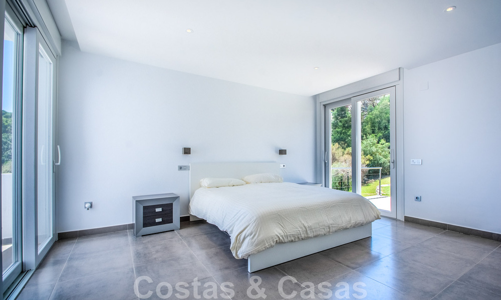 Vrijstaande villa te koop ontworpen met een moderne architectuur op een hoge positie met panoramisch berg- en zeezicht, in een exclusieve urbanisatie te Oost Marbella 48021
